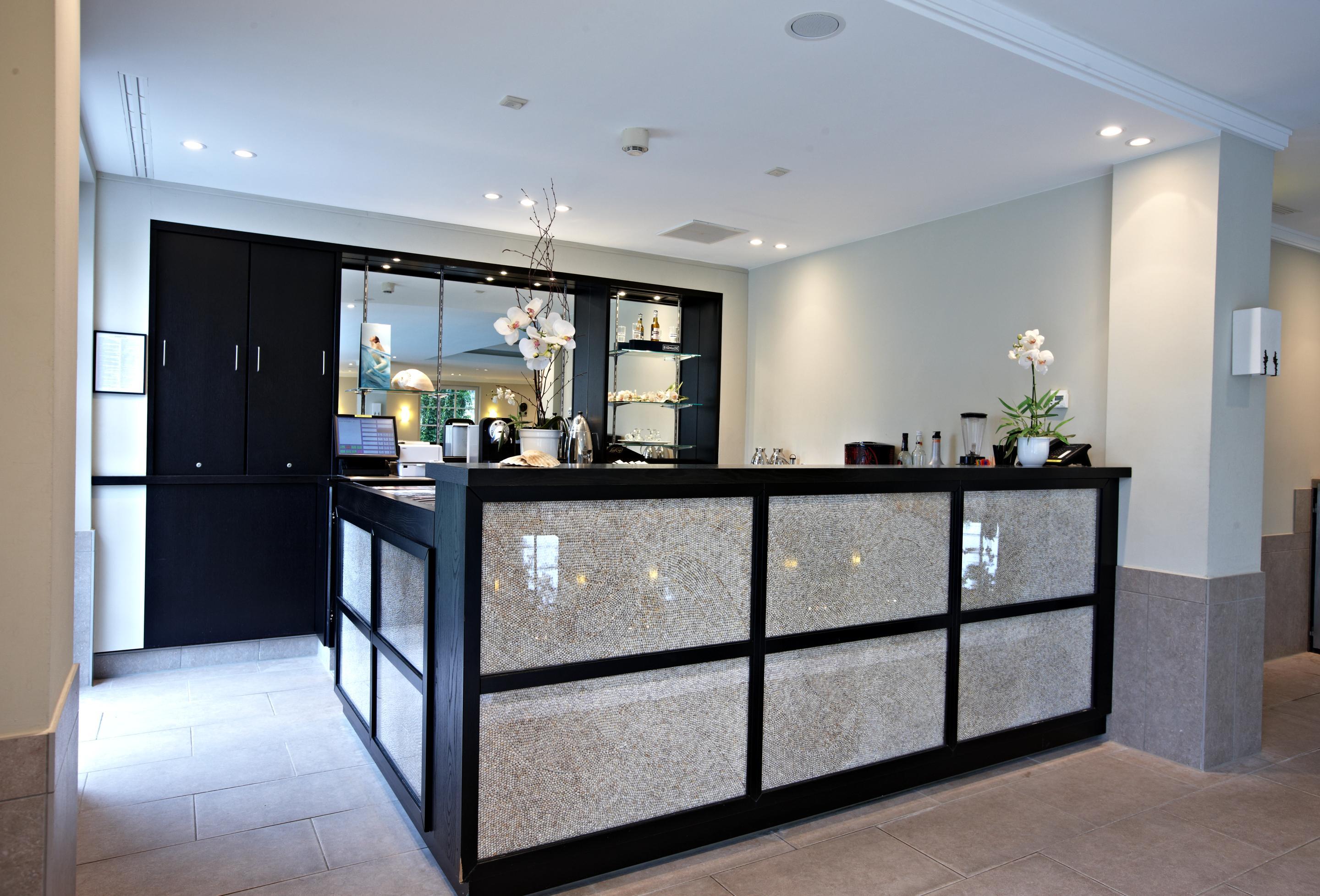 Strandhotel Zingst Eksteriør bilde Reception desk at the hotel