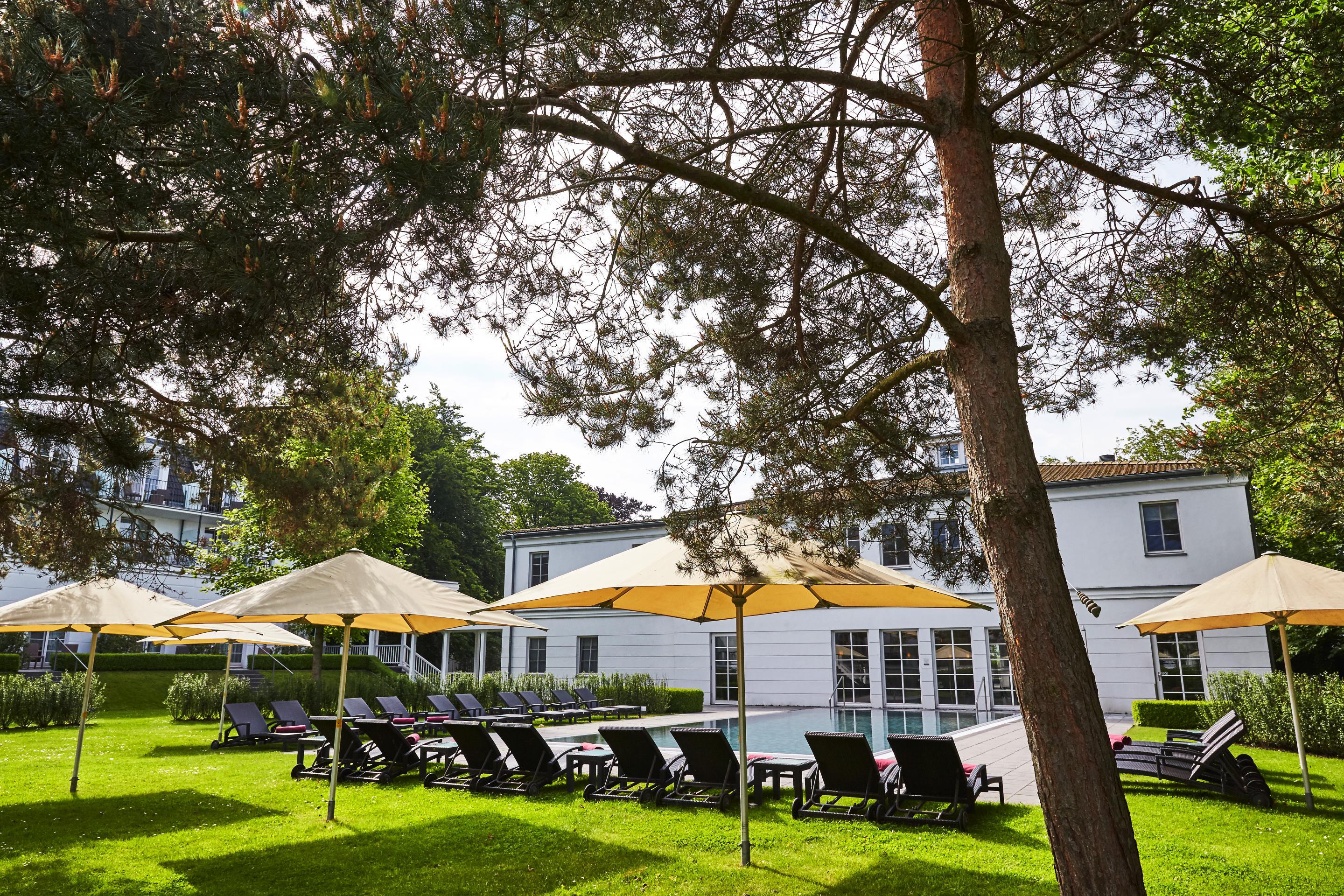 Strandhotel Zingst Eksteriør bilde The garden of the hotel