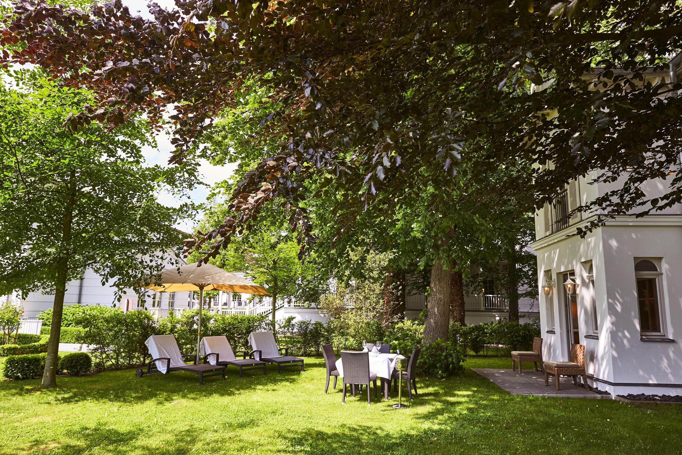 Strandhotel Zingst Eksteriør bilde The garden of the hotel