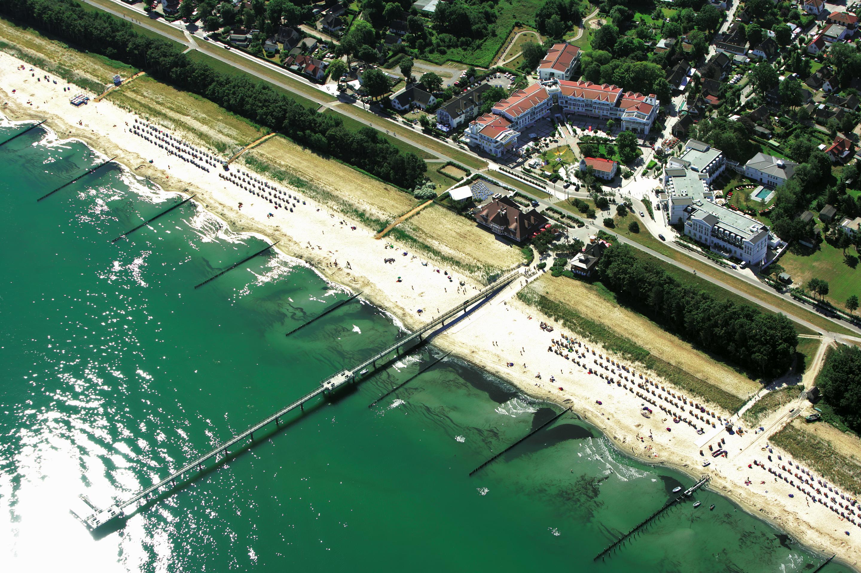 Strandhotel Zingst Eksteriør bilde Aerial view of the beach