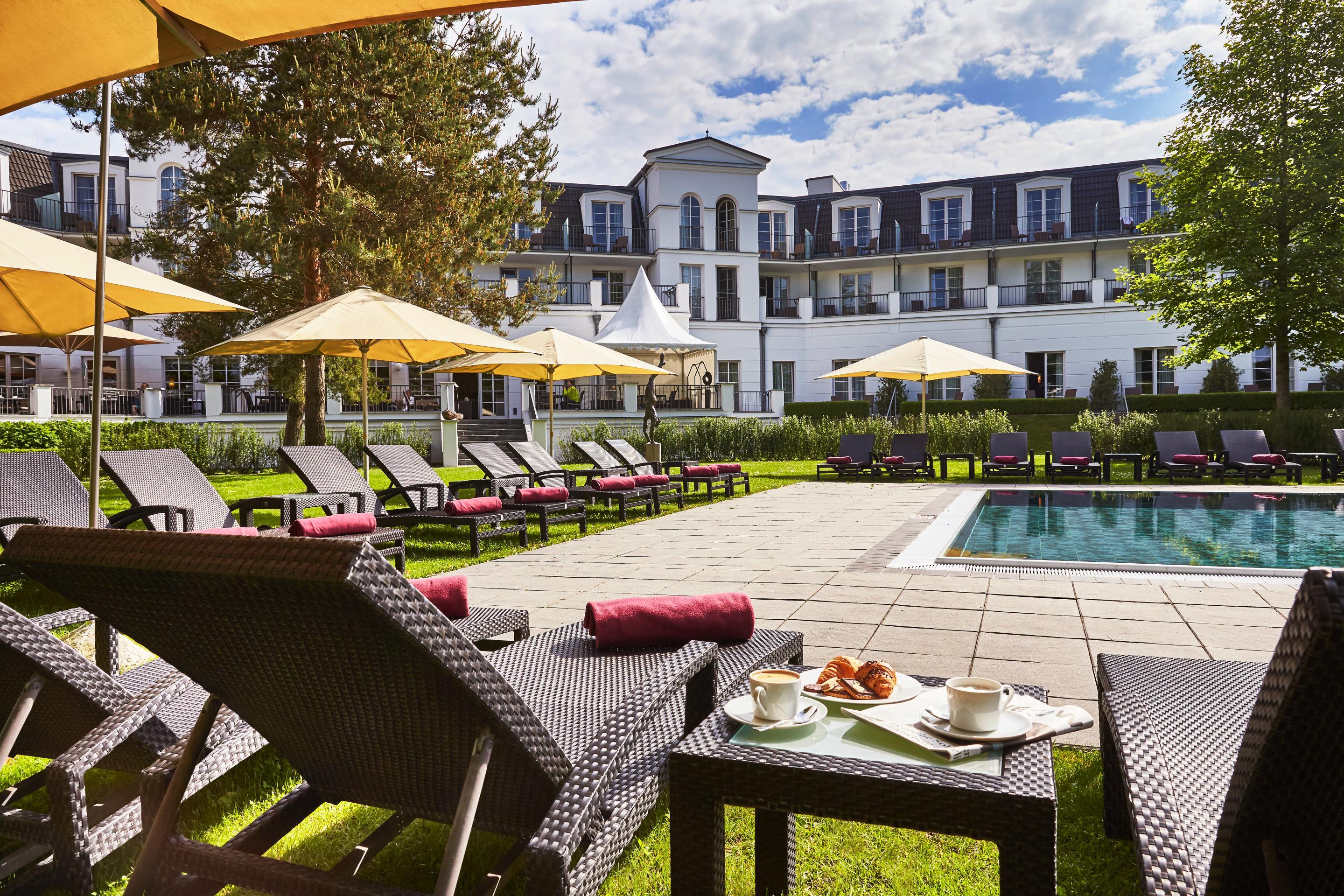 Strandhotel Zingst Eksteriør bilde The Hotel's swimming pool