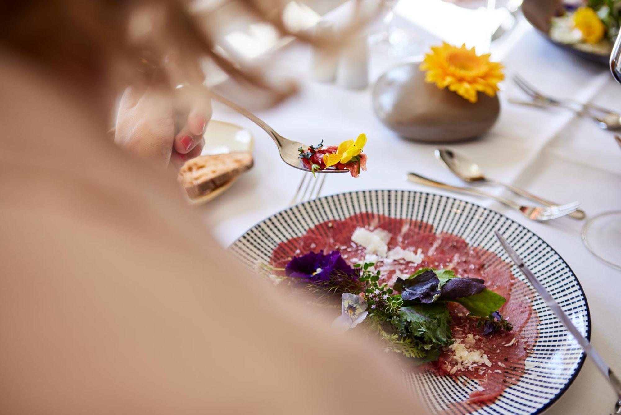 Strandhotel Zingst Eksteriør bilde A salad with edible flowers