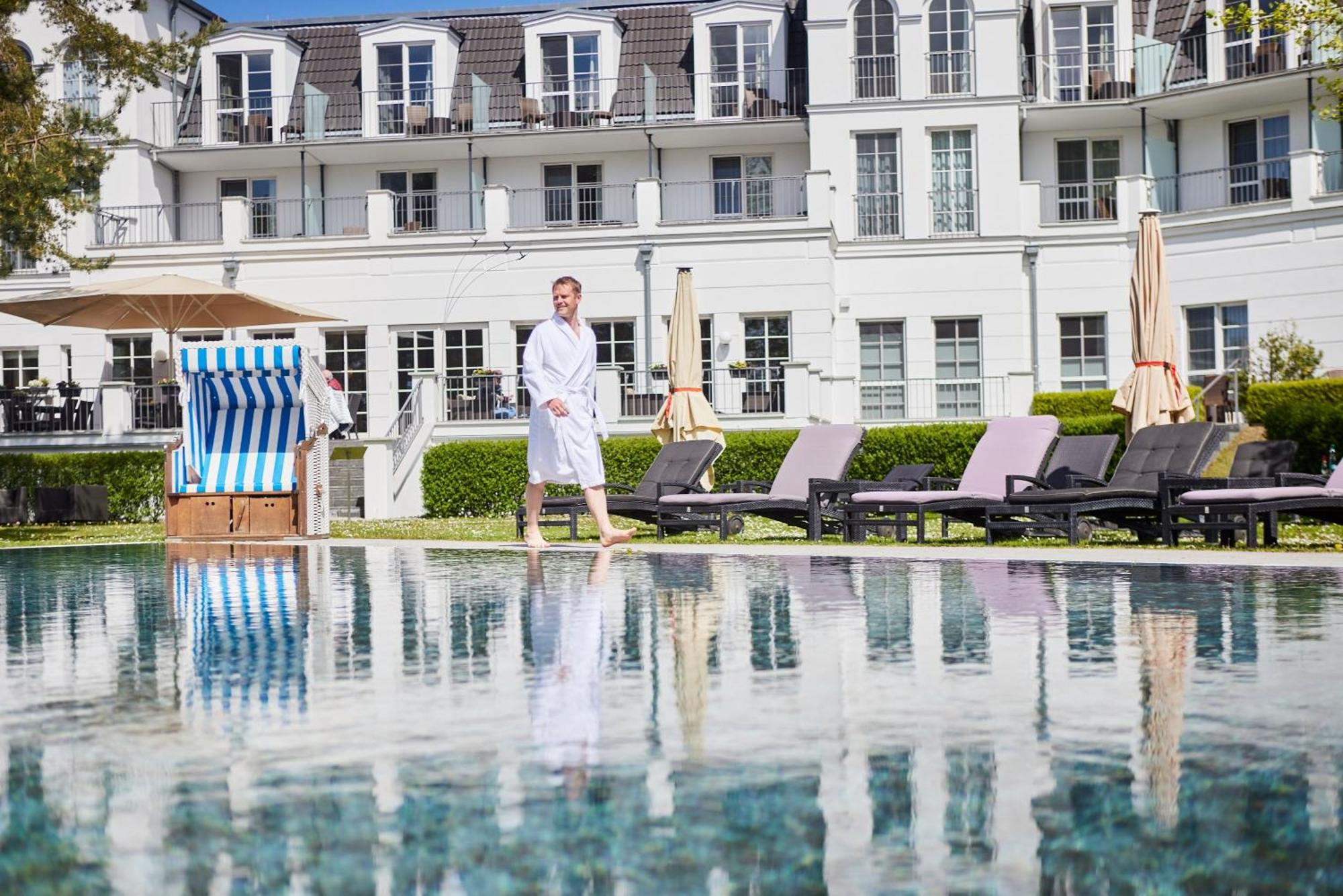 Strandhotel Zingst Eksteriør bilde The swimming pool at the Hotel Axelmannstein