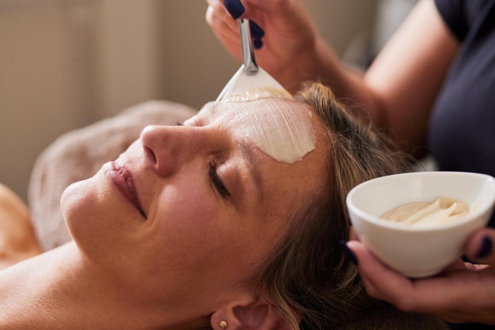 Strandhotel Zingst Eksteriør bilde A woman receiving a facial