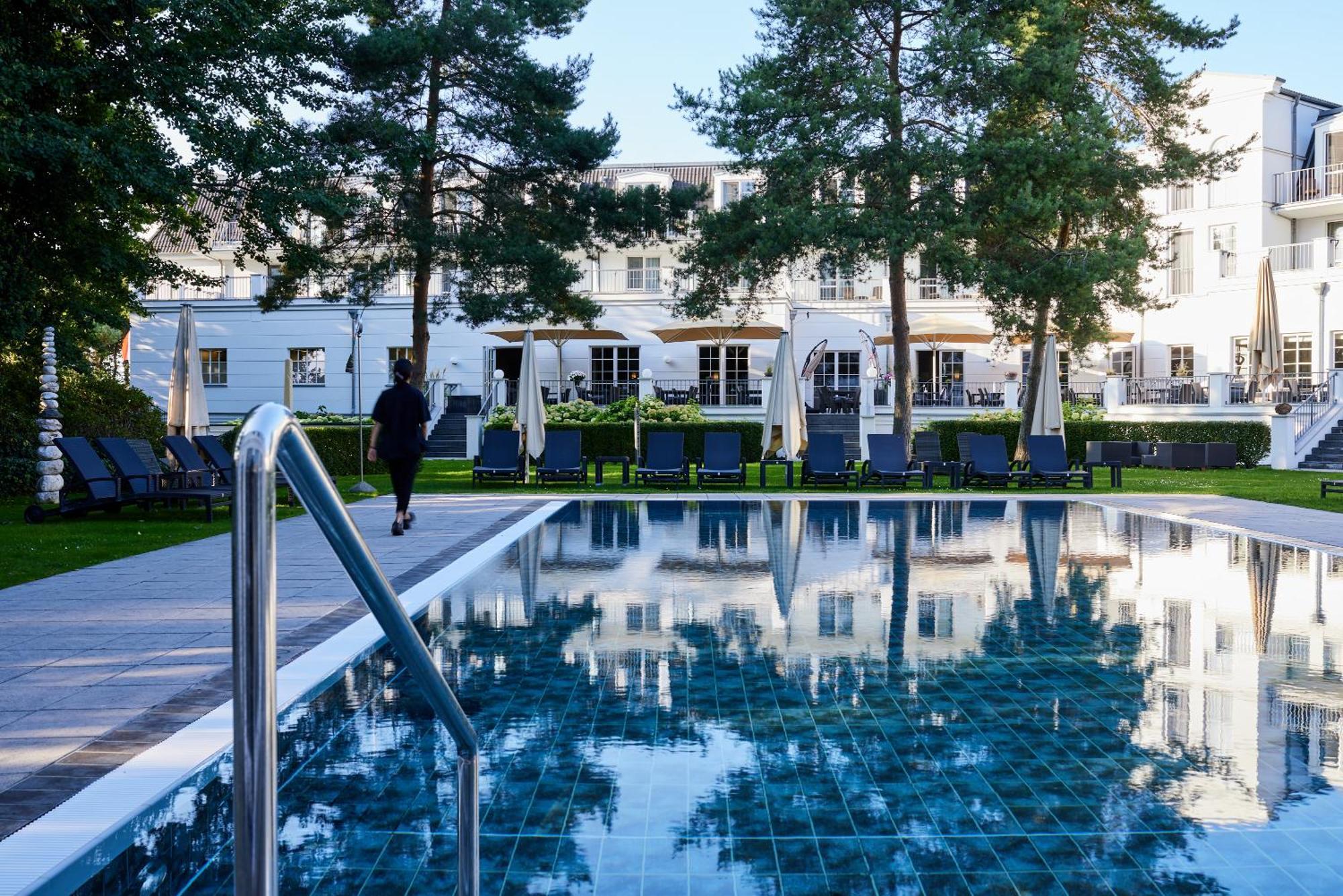 Strandhotel Zingst Eksteriør bilde The swimming pool at the hotel