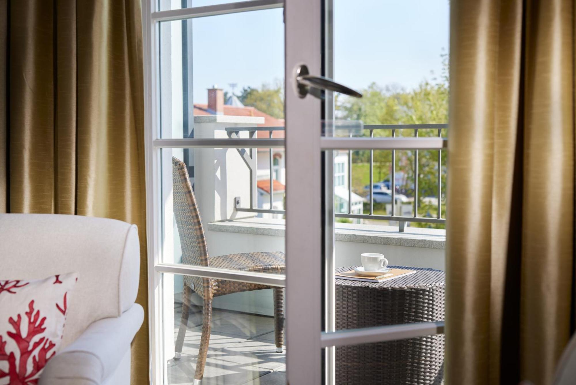 Strandhotel Zingst Eksteriør bilde A French door