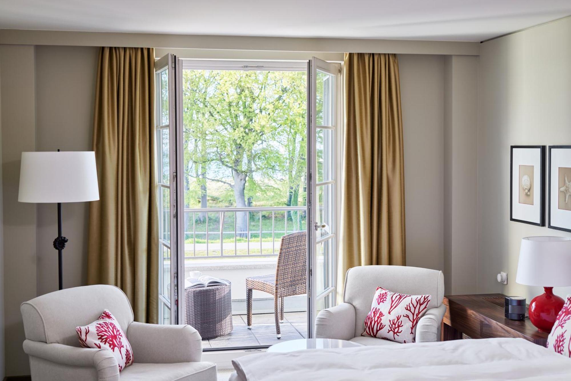 Strandhotel Zingst Eksteriør bilde A guest room at The Ivy Hotel